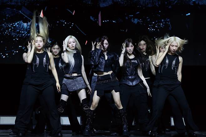 5월27일 그룹 에스파가 블루스퀘어에서 열린 첫 정규 앨범 'Armageddon'(아마겟돈) 발매 기념 쇼케이스에서 무대를 선보이고 있다. ⓒ연합뉴스