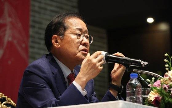 홍준표 대구시장이 지난달 29일 오후 서울 영등포구 공군호텔에서 열린 2024 새미준 정기세미나에서 '선진대국 시대로 가자'란 주제로 강연하고 있다. 연합뉴스