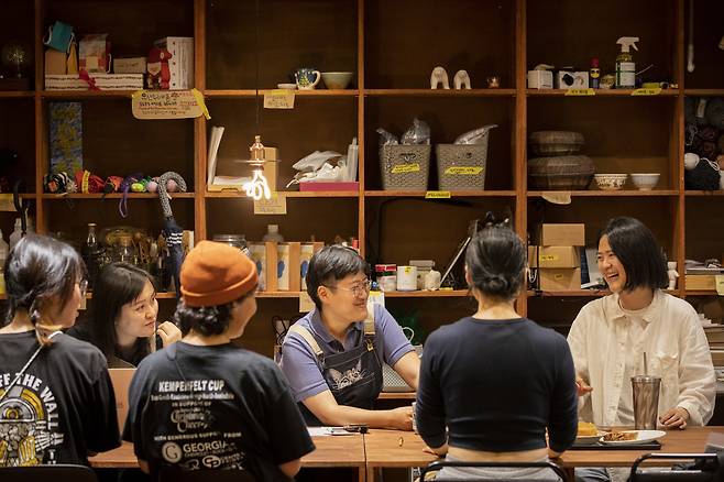 사람들에게 우산 수리를 의뢰받거나, 기증받은 헌 우산을 고치는 곰손의 ‘호우호우’ 팀이 회의를 하고 있다. ⓒ시사IN 신선영