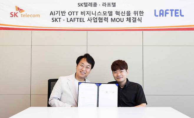라프텔 여의도 본사에서 김혁 SKT 미디어제휴 담당(CMBO; 왼쪽)과 박종원 라프텔 대표가 업무협약을 체결했다.
