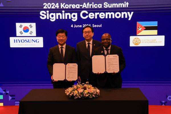 효성중공업이 4일 서울 강남구 인터콘티넨탈 서울 코엑스 호텔에서 열린 ‘한-아프리카 정상회의 계약 업무협약(MOU) 서명식’에서 모잠비크에 대규모 전력기기를 공급하는 내용의 계약 체결식 행사를 진행했다. 왼쪽부터 우태희 효성중공업 대표이사, 정인교 산업통상자원부 통상교선본부장, 마르셀리노 알베르토 모잠비크 전력청장. 효성중공업 제공