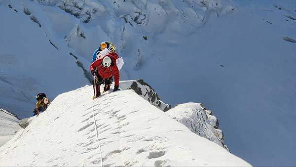 등정에 나선 원정대원들이 로프를 붙잡고 정상 공격을 벌이고 있다. 쥬갈 히말라야 1봉은 경사가 70도 넘는 가파른 지형으로 구성돼 있어 엄청난 체력을 요했다.