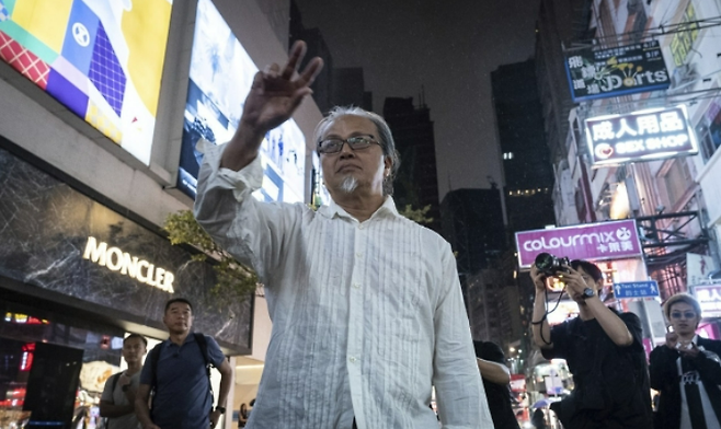 지난 3일 저녁 홍콩 코즈웨이베이에서 예술가 산무 천이 허공에 1989년 6월 4일을 뜻하는 ‘8964’를 한자로 쓰는 모습. AP연합뉴스