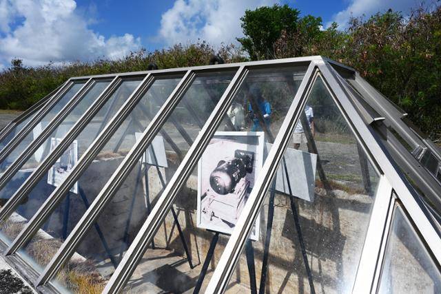 티니언은 미국이 일본에 투하한 원자폭탄을 최종적으로 보관하던 곳이다. 당시 저장소가 공원으로 꾸며져 있다.