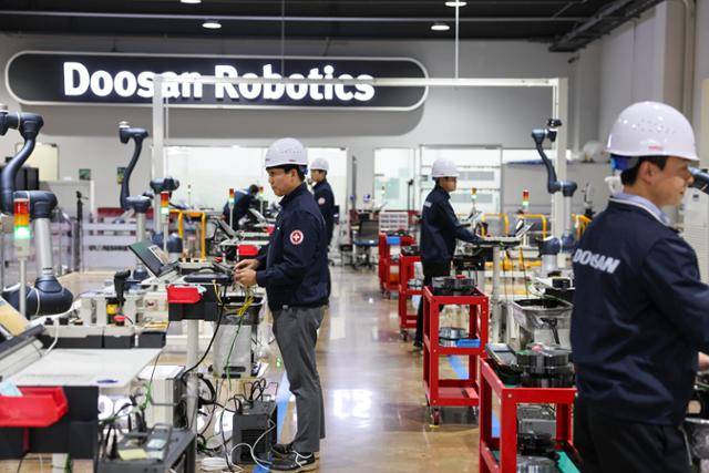 두산로보틱스 협동로봇 제조라인.