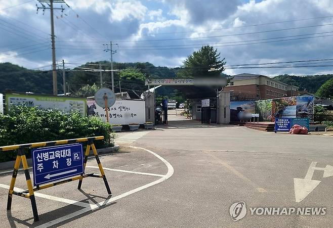 지난달 27일 강원 인제군의 모 부대 위병소 위로 먹구름이 드리워 있다. 이 부대에서는 최근 훈련병이 군기 훈련을 받다가 쓰러진 뒤 이틀 만에 숨진 사건이 발생했다.