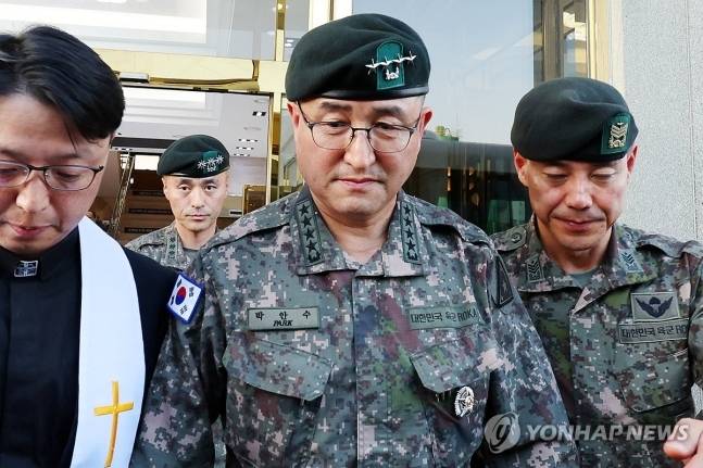 박안수 육군참모총장이 지난달 28일 오후 전남 나주시 한 장례식장에 마련된 ‘군기훈련 사망 훈련병’의 빈소를 조문한 뒤 이동하고 있다.