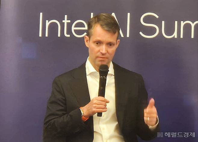 저스틴 호타드 인텔 수석 부사장은 5일 서울 서초구 JW메리어트 호텔에서 열린 ‘인텔 AI 서밋 서울 2024’에서 기조연설을 마친 후 기자간담회에서 답하고 있다. 김현일 기자