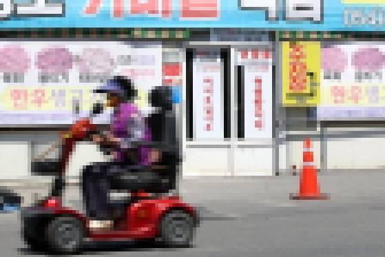맛집으로 널리 알려진 경북 청도군의 한 식당에 ‘밀양 여중생 성폭행 사건’ 주동자가 근무한다는 소식이 알려지며 논란이 일고 있는 가운데, 지난 4일 오후 청도군의 해당 식당이 영업을 중단한 채 문이 닫혀 있다. 뉴스1