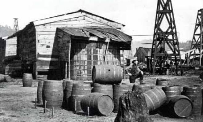 1800년대 중반 석유 시추 현장에 원유 운반용 나무술통이 놓여 있는 모습. 드레이크 웰스 박물관 제공