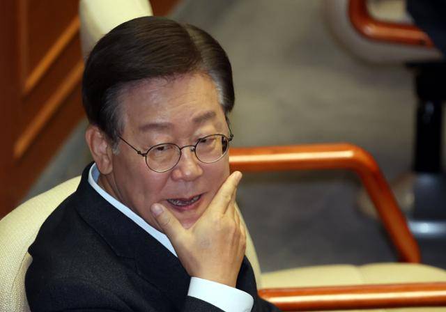 이재명 더불어민주당 대표가 5일 오후 서울 여의도 국회에서 열린 본회의에서 잠시 생각에 잠겨 있다. 뉴시스