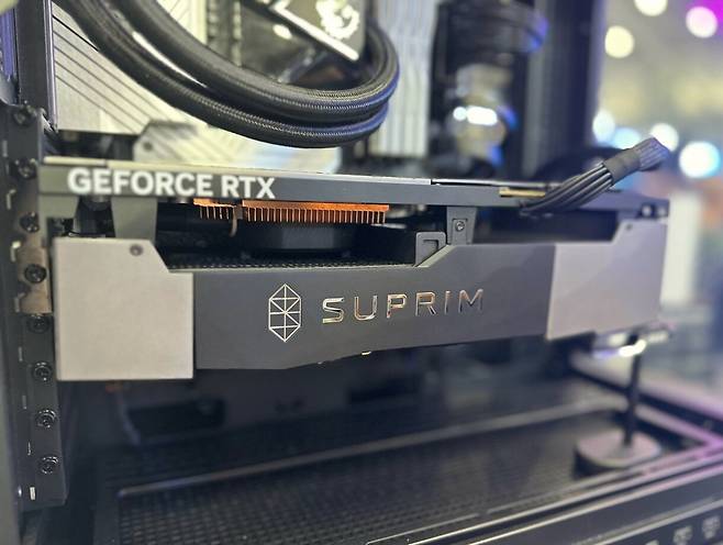 ▲ 하이브리드 수랭 설계의 하이엔드 그래픽카드가 탑재되어 있다