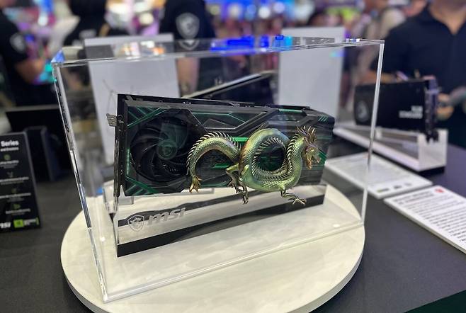 ▲ 황금 용 디자인의 4090 그래픽카드도 보인다