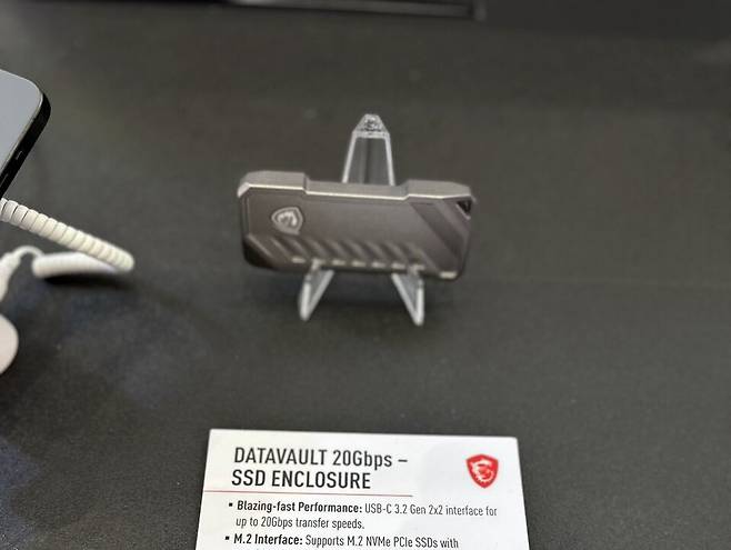 ▲ SSD 발열을 효과적으로 완화해 주는 인클로저도 보이고