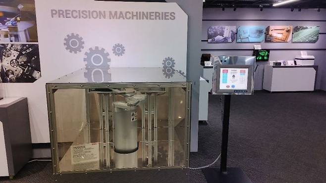 일본 공장기계 제조기업 로체가 만든 로봇팔이 신주과학단지 기술박물관에 전시돼 있다. 관람객이 직접 시연도 해볼 수 있다. 오른쪽 화면에 수동/구동 작동 버튼을 누르면 반도체 웨이퍼를 연상시키는 원반 10개를 로봇팔이 좌우에 배분한다. 사진=김형민 기자