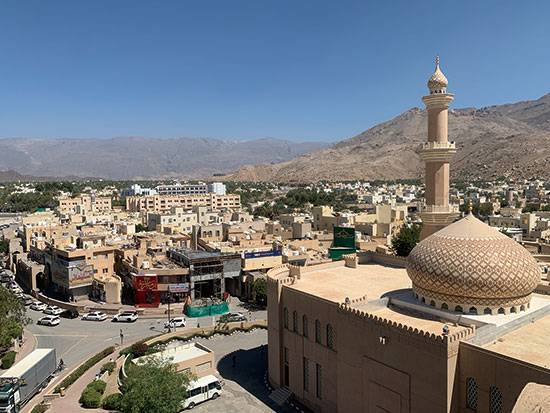 니즈와 요새에서 바라다본 알 칼리아 모스크