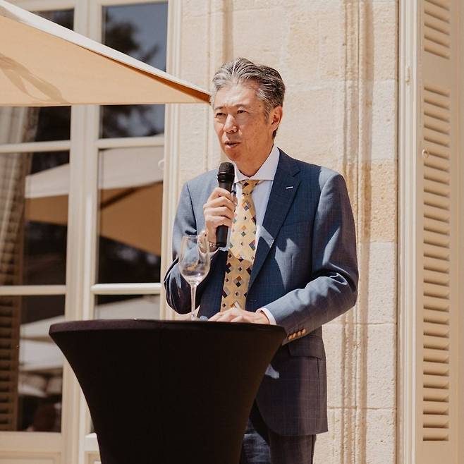 산토리 인수 40주년을 맞이해 ‘샤토 라그랑주’ 와이너리를 방문한 산토리 토리이 신지로의 증손자인 토리이 노부히로 부사장.