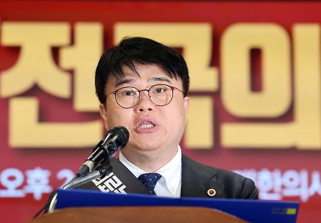 대회사하는 임현택 의협 회장 (서울=연합뉴스) 서대연 기자 = 임현택 대한의사협회(의협) 회장이 9일 오후 서울 용산구 대한의사협회에서 열린 전국의사대표자대회에서 대회사를 하고 있다. 2024.6.9 dwise@yna.co.kr (끝)