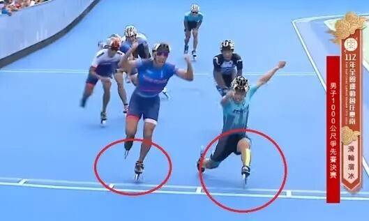 지난해 10월13일 대만 타이난에서 열린 전국체전 남자 1000m 계주에서 황위린(왼쪽)이 결승선을 앞두고 두손을 들어 올리며 환호하다가 역전당했다. 대만 매체 금일신문 누리집 갈무리