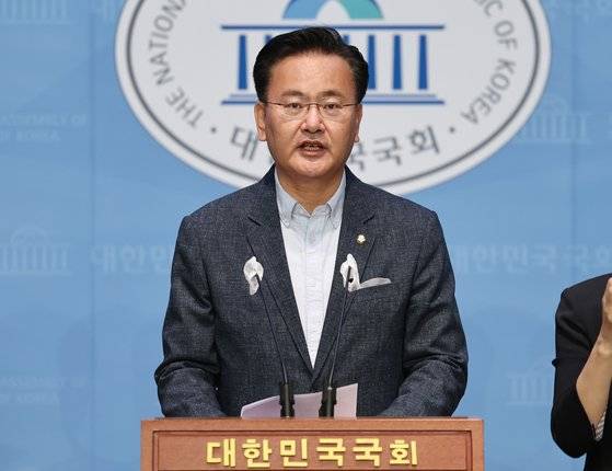 국민의힘 법제사법위원회 소속 유상범 의원이 4월 24일 오전 서울 여의도 국회 소통관에서 기자회견을 열고, 이화영 전 경기부지사 관련 성명을 발표하고 있다. 연합뉴스