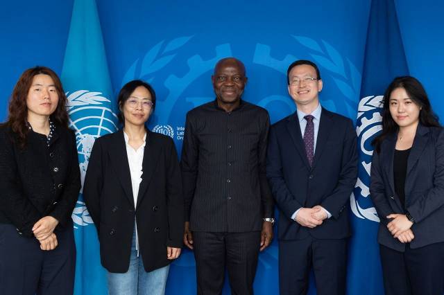 질베르 웅보(가운데) ILO 사무총장이 9일(현지시간) 스위스 제네바에서 열리고 있는 112차 ILO 총회에서 류미경(왼쪽 두번째) 민주노총 국제 국장 등 우리나라 노동자 대표단을 만나 면담 후 기념촬영을 하고 있다. 사진제공=민주노총