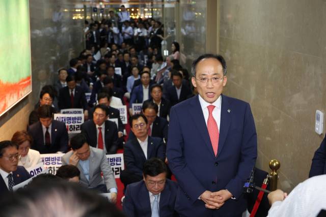 10일 오후 의원총회를 마친 국민의힘 의원들이 국회의장실 앞에서 우원식 국회의장 사퇴, 이재명 방탄 사죄 등의 문구가 적힌 손팻말을 들고 민주당의 상임위원장 선출 시도를 규탄하고 있다. 연합뉴스