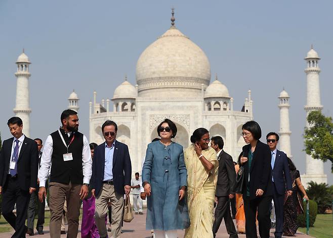 김정숙 여사가 2018년 11월 7일 인도 우타르프라데시주 아그라 타지마할을 둘러본 뒤 나서고 있다. /뉴시스
