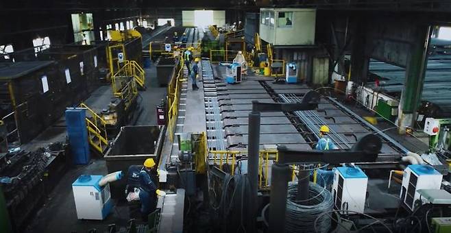 경북 포항 화진철강 공장에서 작업자가 철근 제조 공정을 모니터링하고 있다.ⓒ포스코DX