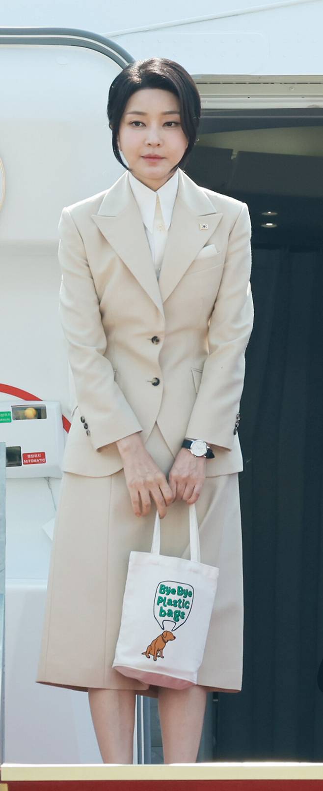 윤석열 대통령과 함께 투르크메니스탄, 우즈베키스탄, 카자흐스탄 등 중앙아시아 3개국 순방에 나선 김건희 여사가 바이바이 플라스틱 백이라는 문구가 적힌 에코백을 들고 10일 경기 성남 서울공항에서 출국하고 있다. 연합뉴스