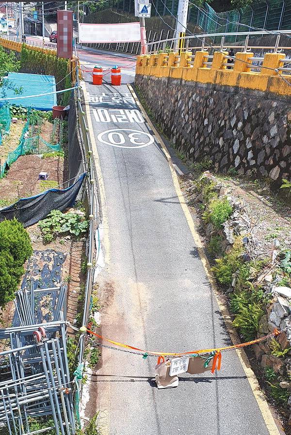부산 동구 안창마을의 한 통행로가 쇠사슬 등으로 진입이 제한돼 있는 모습. 통행이 금지되면서 20년 이상 이곳을 지나던 주민 등이 불편을 겪는다. 조성우 기자