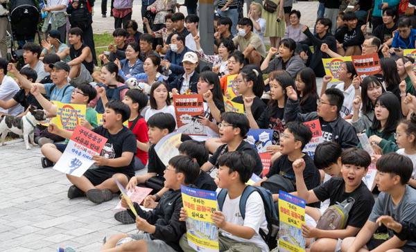 지난 6일 부산 서구 구덕운동장 정문 입구에서 ‘구덕운동장 아파트 건립 반대’ 집회가 열리고 있다. 이원준 기자