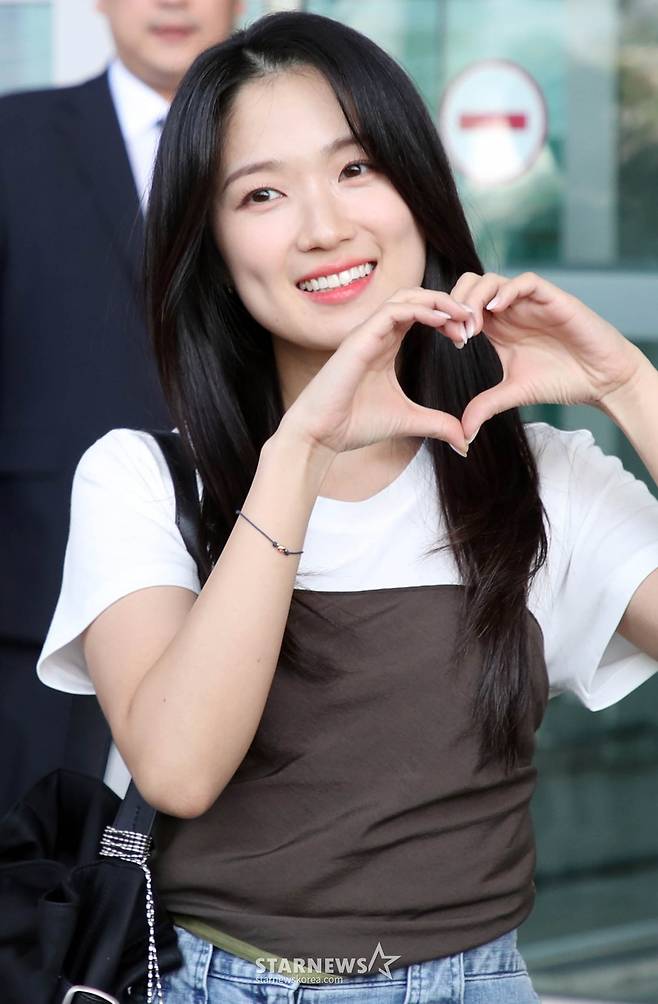 배우 김혜윤이 화보 촬영 차 인도네시아 발리로 8일 오후 인천국제공항을 통해 출국하고 있다. 2023.06.08 /사진=임성균