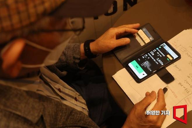 서울시 어르신 동행일자리 도보 배달원 일을 시작한 오인식 씨가 신도림역 근처에서 배달근로자용 앱을 통해 들어온 콜을 확인하고 있다. 사진=허영한 기자 younghan@