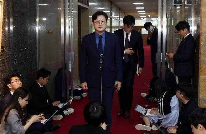홍익표 더불어민주당 원내대표가 2일 오전 국회의장실에서 국회의장-여야 원내대표 회동을 마치고 취재진의 질문에 답변하고 있다. ⓒ뉴시스