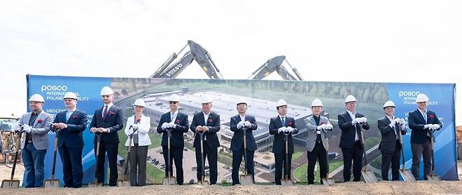 포스코인터내셔널의 폴란드 구동모터코아 공장 착공식에서 참석자들이 시삽을 하고 있다.왼쪽 여섯번째부터 안제이 부와 폴란드 오폴레주(州)의회 의장, 이영우 포스코인터내셔널 친환경본부장, 임훈민 주폴란드한국대사. <포스코인터내셔널>