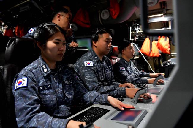 해군 사상 처음으로 3000t급 전략잠수함 안무함(SS-Ⅲ)에 탑승한 전투정보관 성주빈(왼쪽) 대위가 11일 적 잠수함 접촉 상황을 가정해 어뢰 공격을 준비하는 훈련을 하고 있다. 해군 제공