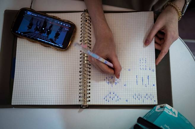 이바놉스카야가 수업 준비를 위해 케이팝 아이돌의 원곡 영상을 보며 안무 동선을 작성하고 있다.