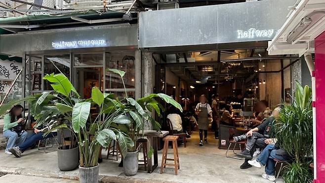 캣 스트리트의 카페들. /사진= 강예신 기자