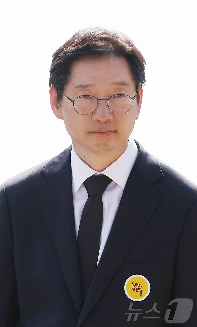 김경수 전 경남도지사가 23일 오후 경남 김해시 진영읍 봉하마을에서 열린 고 노무현 전 대통령 서거 15주기 추도식에 참석해 묘역을 바라보고 있다.(공동취재)2024.5.23/뉴스1 ⓒ News1 구윤성 기자