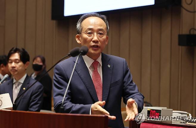 (서울=연합뉴스) 김주형 기자 = 국민의힘 추경호 원내대표가 12일 오전 국회에서 열린 의회정치 원상복구 의원총회에서 추가 발언을 하기 위해 단상으로 향하고 있다. 2024.6.12 kjhpress@yna.co.kr 연합뉴스