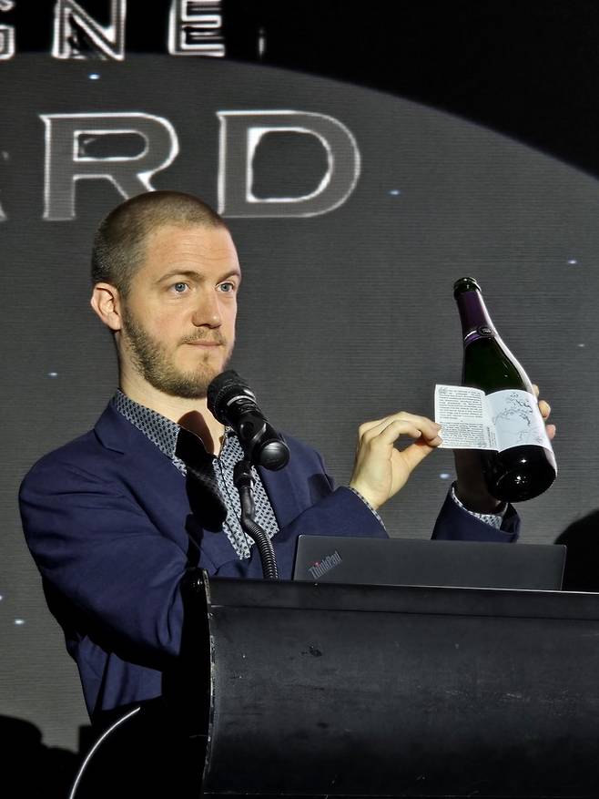 백레이블을 설명하는 뒤페르몽. 최현태 기자