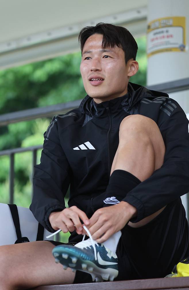 손준호가 지난 5월 서울 강남세곡체육공원에서 열린 K5리그 건융FC와 벽산플레이어스의 경기에 앞서 축구화 끈을 묶고 있다. 연합뉴스