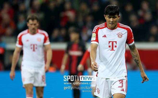 ▲ 뱅상 콤파니 감독이 새로 부임했고, 그는 공식 기자회견을 통해 공격적인 수비수를 선호한다고 밝혔다. 이에 따라 김민재의 잔류 가능성이 높아졌고, 동시에 더 리흐트의 방출 가능성이 높아지고 있다. 그리고 여기서 에베를 단장이 쐐기를 박았다. 그는 김민재를 믿고 있으며 김민재의 잔류를 강력히 원하는 것으로 알려졌다.