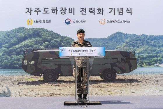 박안수 육군 참모총장이 12일 경기도 남양주 화도읍 육군 7공병여단 훈련장에서 열린 자주도하장비 전력화 기념식에서 ‘KM3’를 수룡으로 선포하고 있다. 연합뉴스