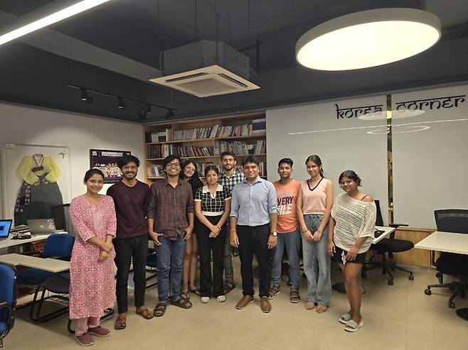 네루대학교 한국어학과 석사과정 재학생과 스리바스타바 사티안슈 교수(오른쪽에서 네 번째).