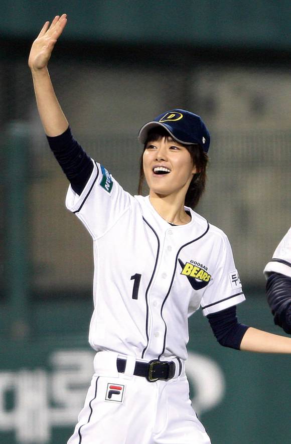 역대 '최고의 시구'로 꼽히는 배우 홍수아의 2008년 10월31일 한국시리즈 5차전 ⓒ연합뉴스