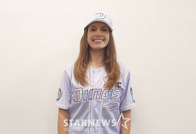 NC 팬 에밀리 뎃래프 씨가 14일 창원NC파크에서 인터뷰를 하고 있다. /사진=양정웅 기자