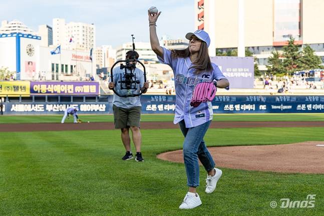 에밀리 뎃래프 씨(가운데)가 14일 창원 삼성-NC전에서 시구를 하고 있다. /사진=NC 다이노스 제공