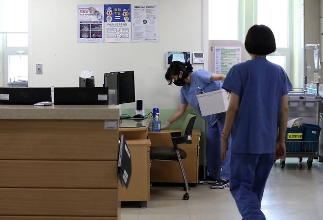 부산 서구 부산대병원 간호사가 간호사실을 정리하는 모습. /뉴스1