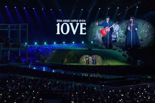 남매 듀오 악뮤(AKMU/이찬혁·이수현)가 16일 오후 5시 서울 송파구 올림픽공원 케이스포돔(KSPO DOME)에서 '2024 AKMU 10주년 콘서트-10VE'를 개최했다. /사진=YG엔터테인먼트